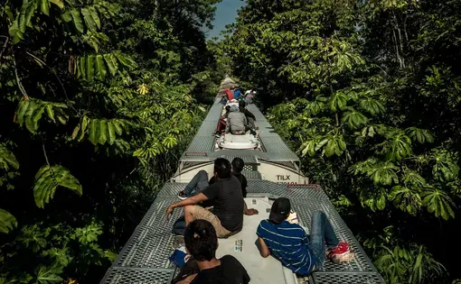 Migrants from Central America riding north on the Bestia freight rail line. Image by Meridith Kohut. Tabasco, Mexico, 2020.